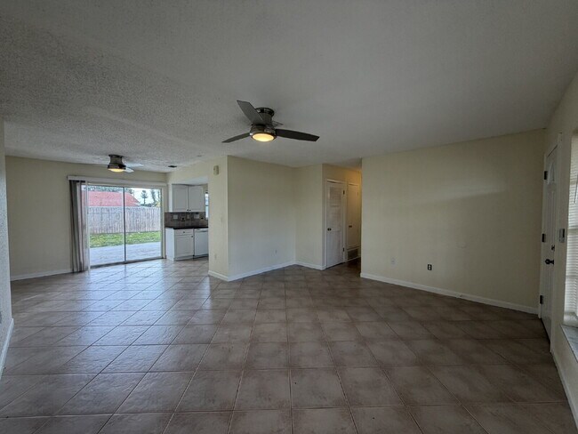 Building Photo - "Charming 3-Bedroom with 2 Full Baths in North Port"