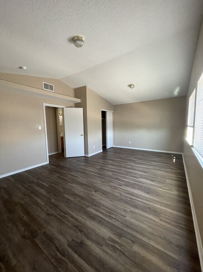 Building Photo - 3677 Tierra Alba Dr