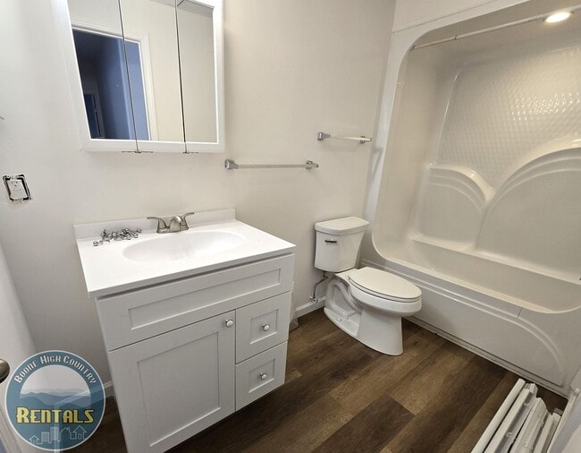 Building Photo - 3-Bed/1.5-Bath Duplex Unit Available - Close to Campus!