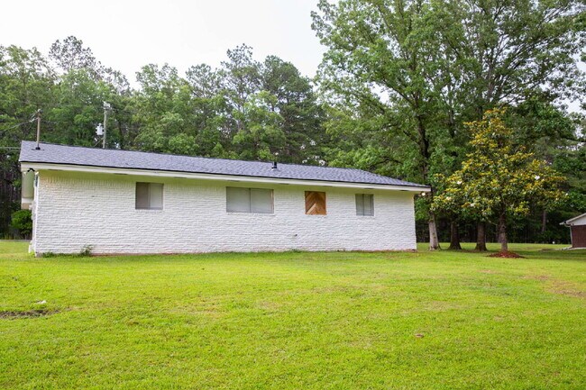 Building Photo - Charming Remodeled 3-Bed/1-Bath Home on 1 Acre — Ideal for Grad Students, Pros, or Game-Day Retre...