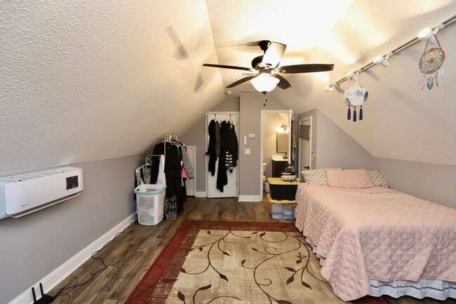 Building Photo - 1855 Beachforest Way