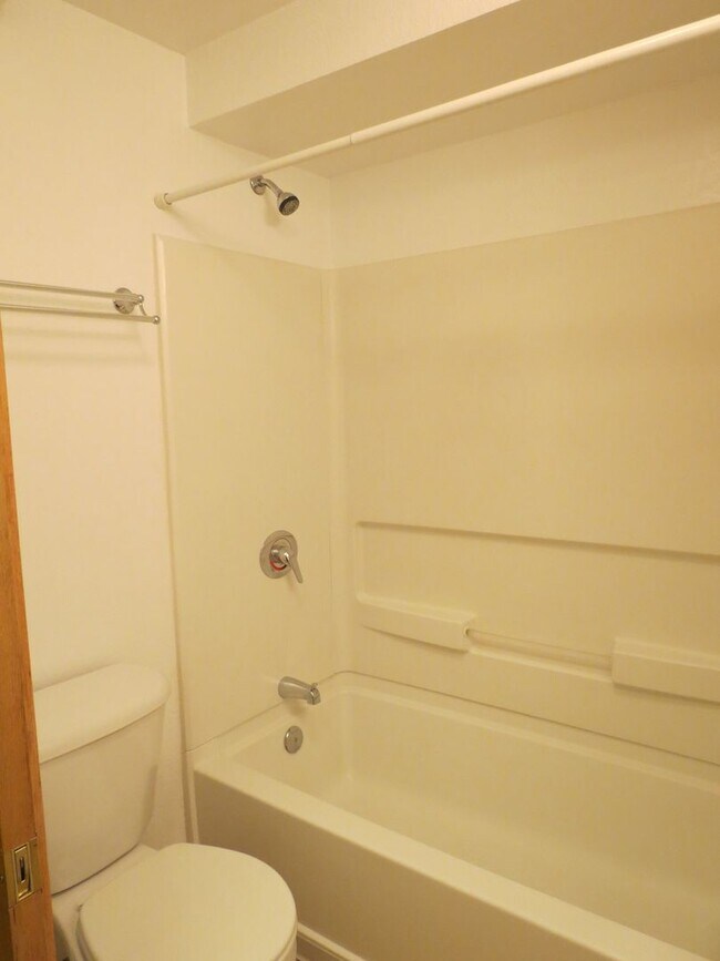 Building Photo - 3 BEDROOM | 2 BATH | SPACIOUS RAPID VALLEY...