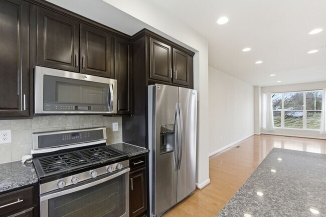 Building Photo - Amazing 4 BR/3.5 BA Townhome in Riverdale!