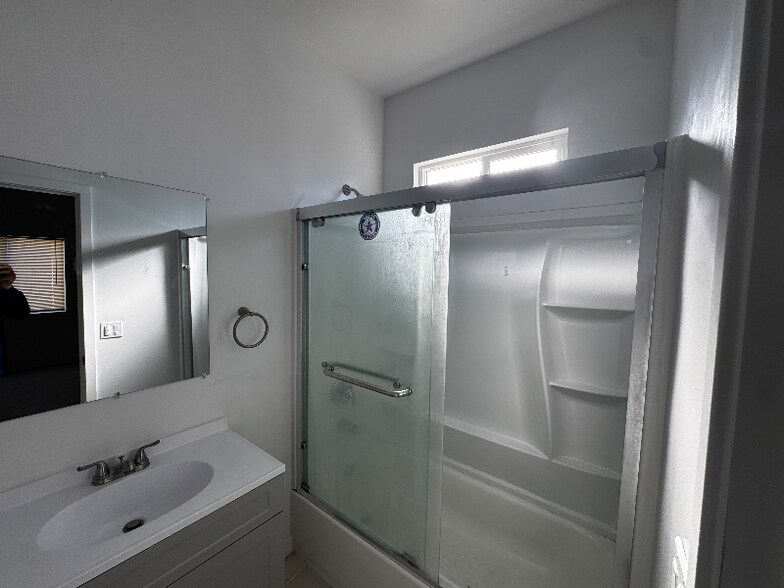 Building Photo - 1239 N Roxbury Dr