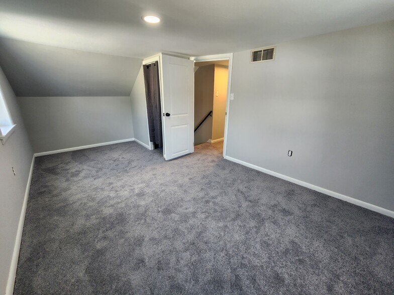 2nd floor bedroom **ceiling about 6'** - 1023 Lawnton Ter