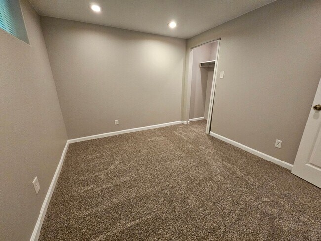 Building Photo - Virginia Village Home New Paint, Carpet, Blinds Backs up to Cherry Creek Trail