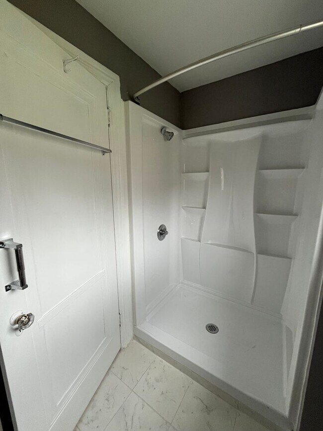 Building Photo - 3 bedroom available in the West Jefferson Hills School district!