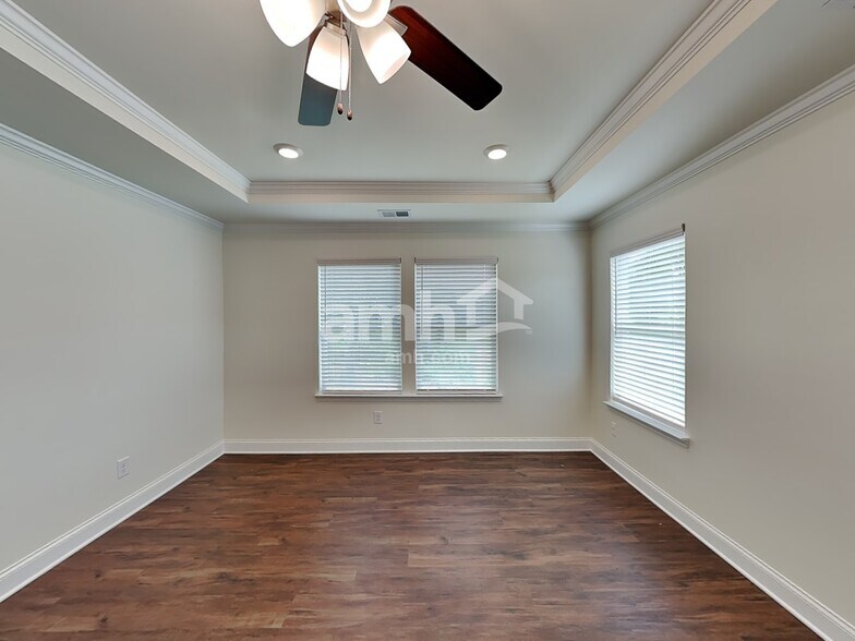 Building Photo - 2122 Windsor Park Ave