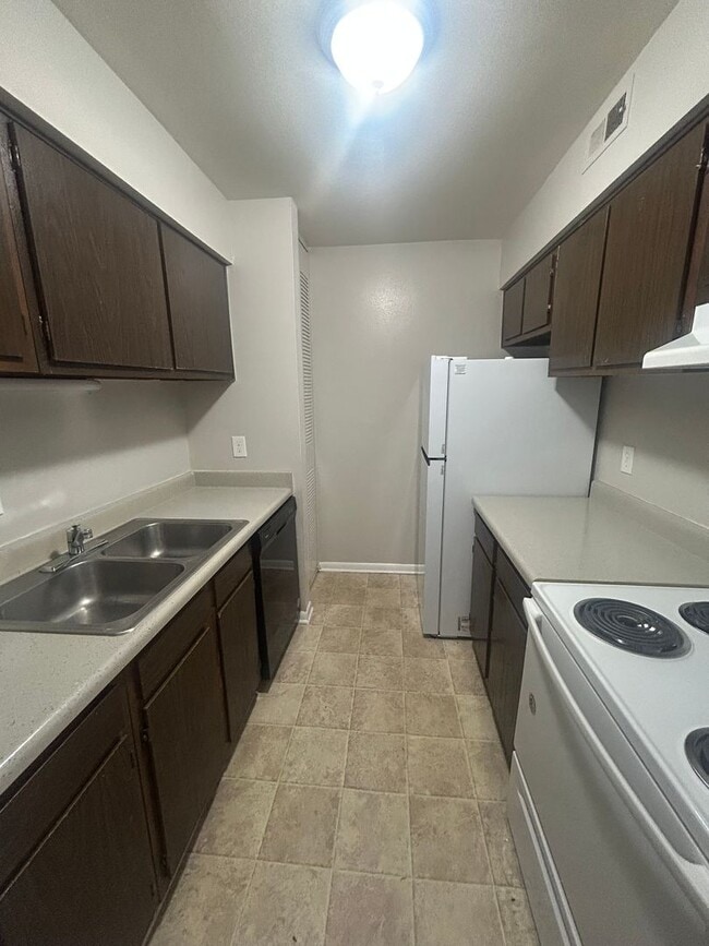 Building Photo - Affordable 1Bedroom Condominium