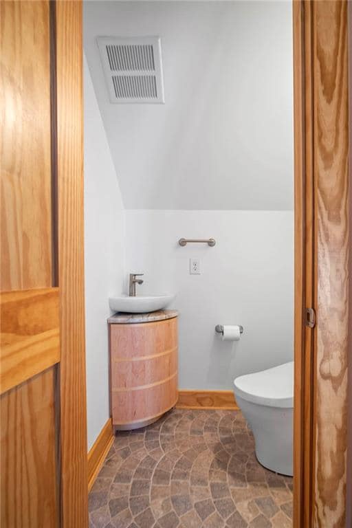 Building Photo - 1008 Courtenay Dr NE