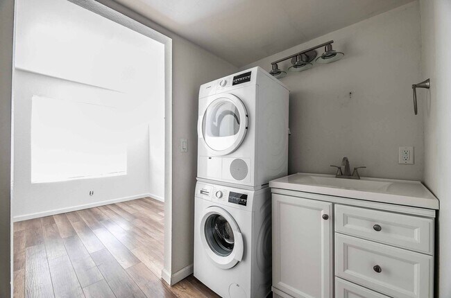 Building Photo - 4360 Gannet Cir