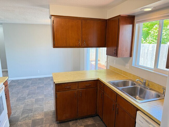 Building Photo - Updated 2 bedroom 1 bathroom dulpex in Springfield!
