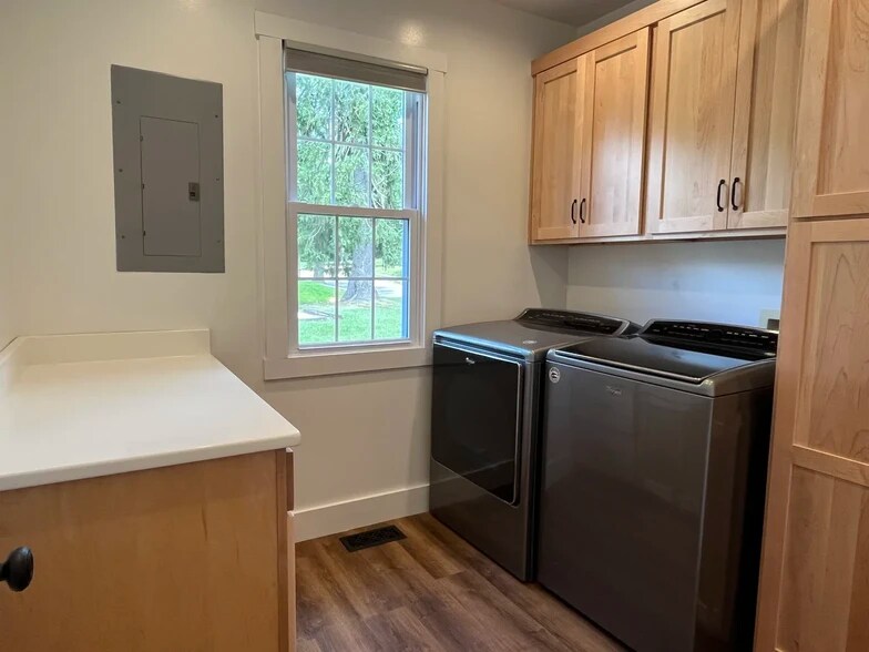 Building Photo - 723 E 10th St