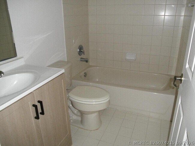 Building Photo - 2205 Oakmont Dr