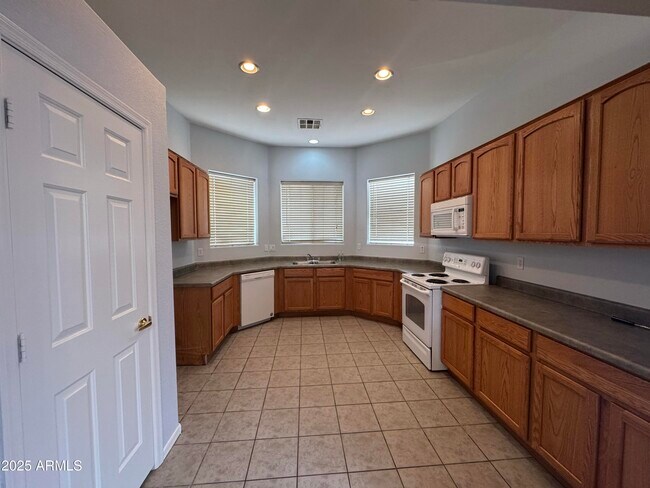 Building Photo - 6511 S 5th Way