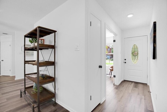 Building Photo - 2203 Lexfield Ln