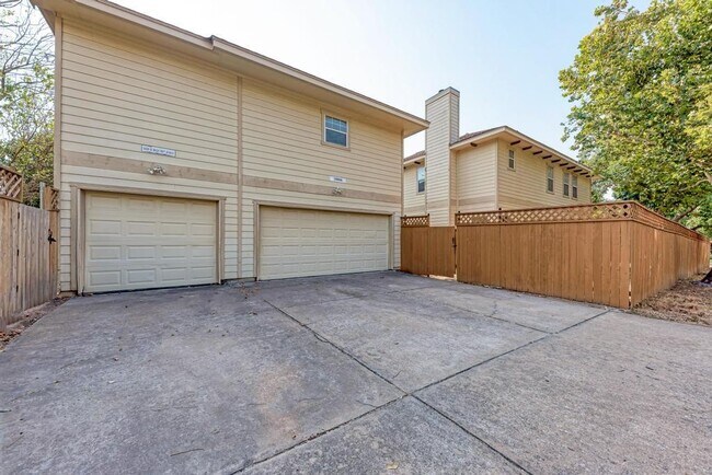 Building Photo - 1906 W 42nd St