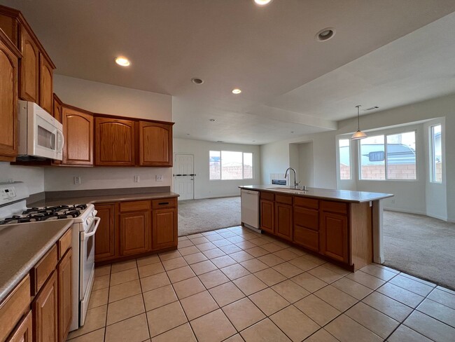 Building Photo - Beautiful 3 Bedroom 2 Bathroom House with ...