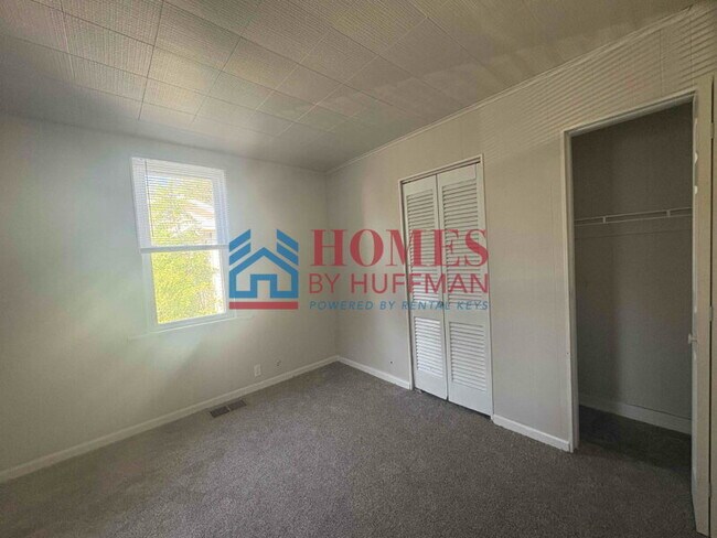 Building Photo - Two Bedroom House | Detached Garage