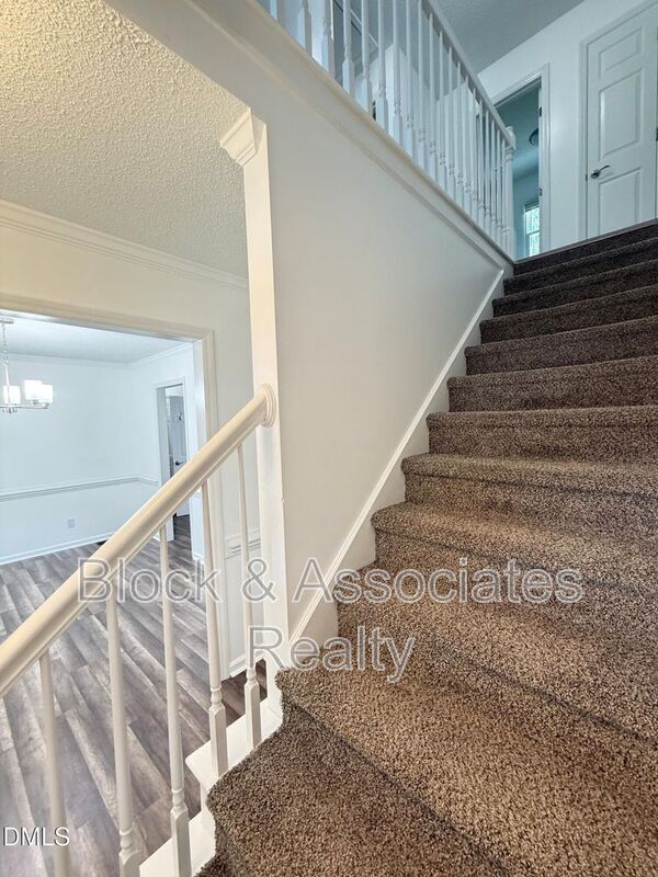Building Photo - 401 Holly Berry Ln