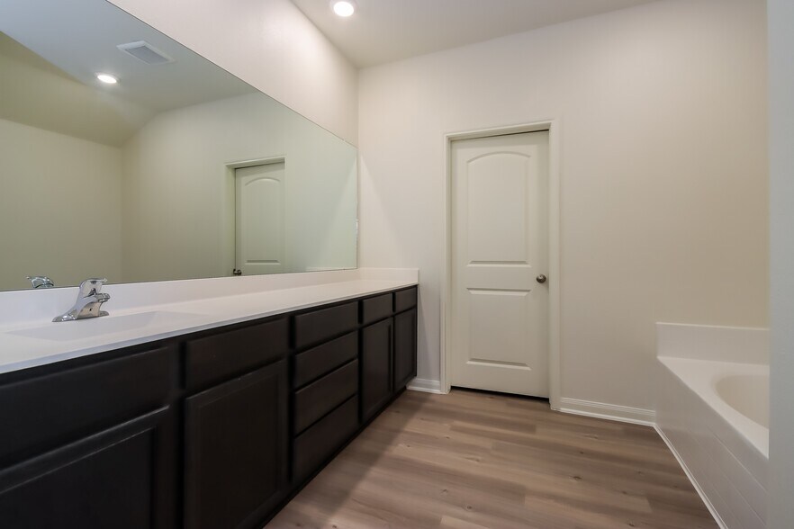 Building Photo - 5902 Sapphire Lagoon Rd