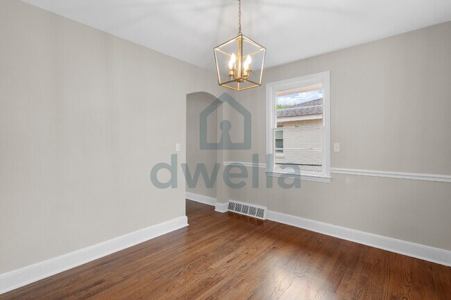 Building Photo - "Charming 5-Bedroom Oasis with 2 Full Bath...