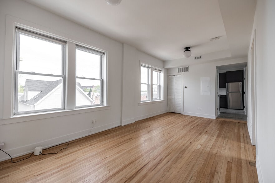 Building Photo - 3051 W Medill Ave