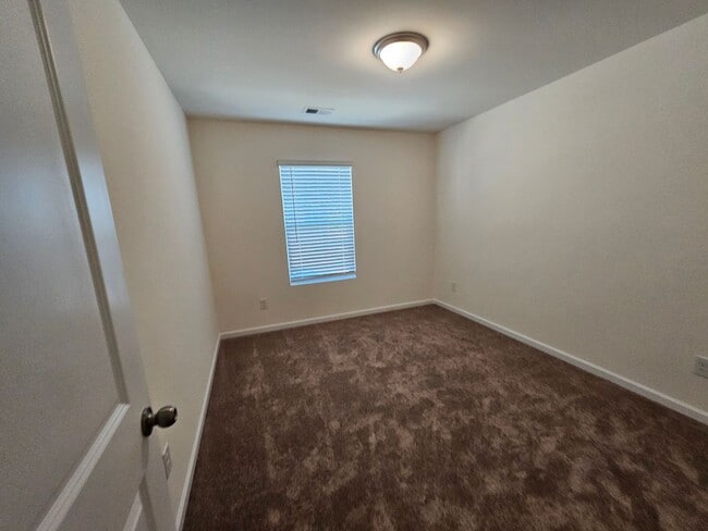 Building Photo - Like New Town Home in Kellerton Place, Monroe!