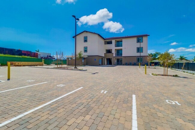 Building Photo - La Perla Apartments