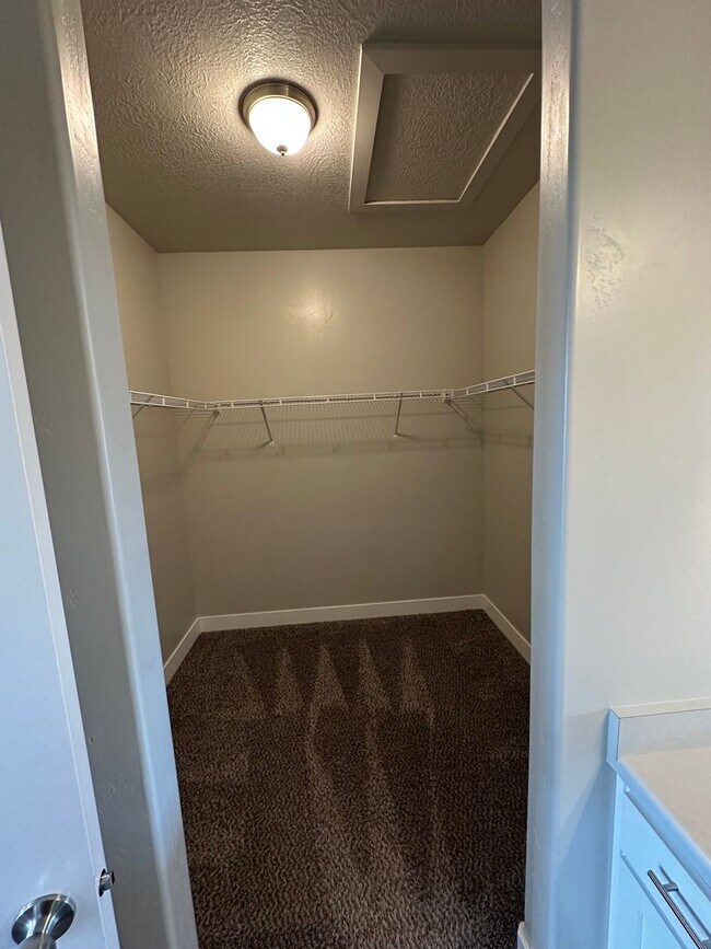 Building Photo - Bright and Modern 3 Bed Condo in Prime Location with Pool & Clubhouse!!