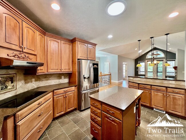 Building Photo - LUXURY MOUNTAIN LIVING IN GATED COMMUNITY