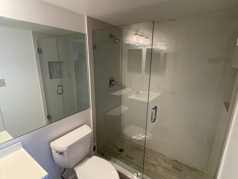 Building Photo - 540 Brickell Key Dr