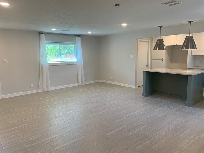 Building Photo - 7034 Sharpview Dr