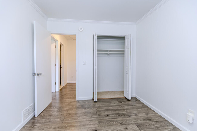 Building Photo - 725 Peninsula Ct