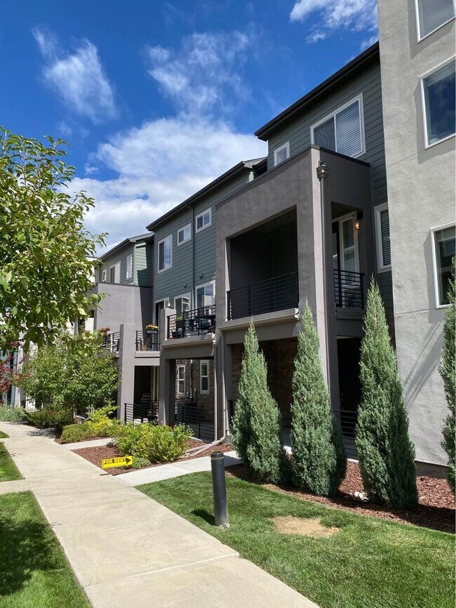 Building Photo - 612 E Hinsdale Ave