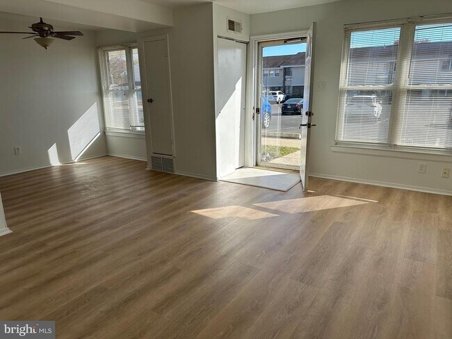 Building Photo - 3850 Woodhaven Rd