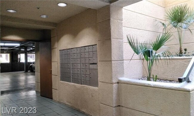 Building Photo - 270 E Flamingo Rd