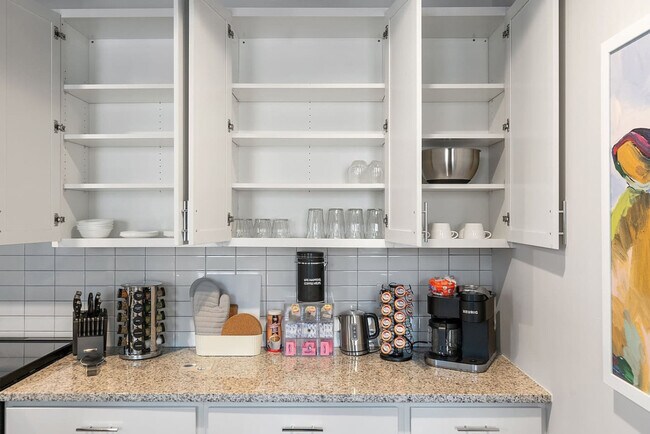 Building Photo - 212 W Roberts Ave