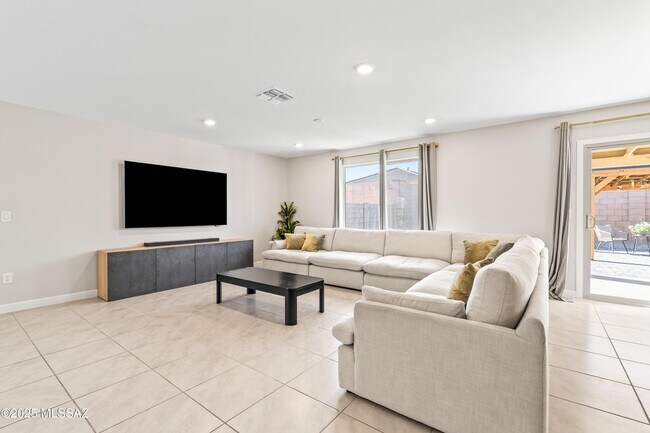 Building Photo - 890 W Calle Cajilla