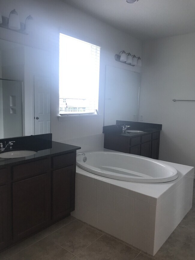 Building Photo - 5 Bedroom in Westside Village at Heart of ...