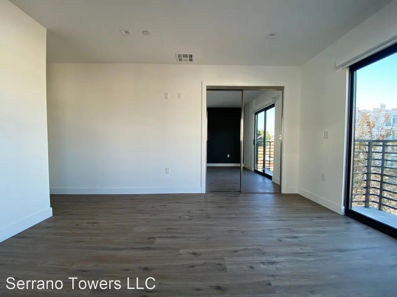 Building Photo - 4570 Oakwood Ave