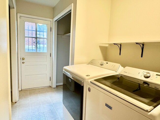 Building Photo - 5 Bedroom 2.5 Bathroom! Parking! Pets Welc...
