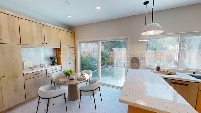 Building Photo - 2212 Summerhill Dr