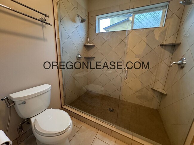 Building Photo - 3 Bedroom 3 bath Crescent village home