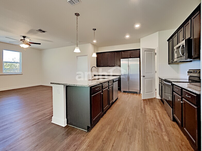 Building Photo - 481 Sandstone Dr