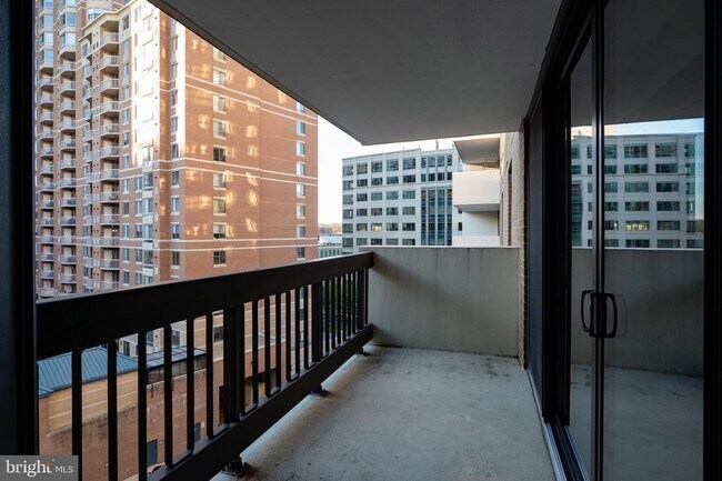 Building Photo - 3800 Fairfax Dr