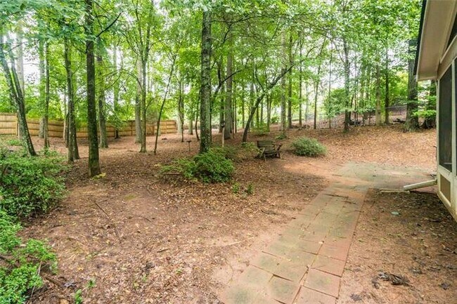 Building Photo - Alpharetta 4 bedroom home with large fenced in backyard