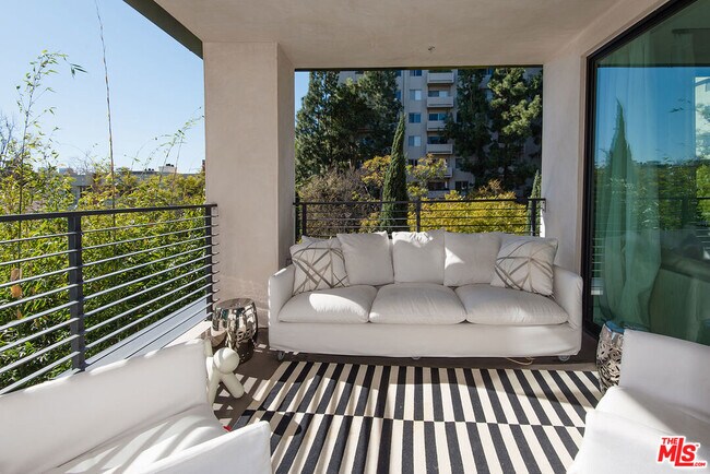 Building Photo - 432 N Oakhurst Dr