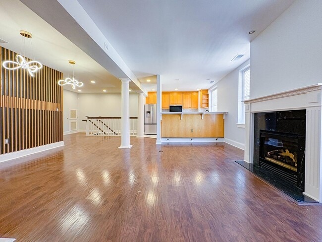 Building Photo - Downtown Living! 2 Bedroom 2 Bath Apartment (No Pets)