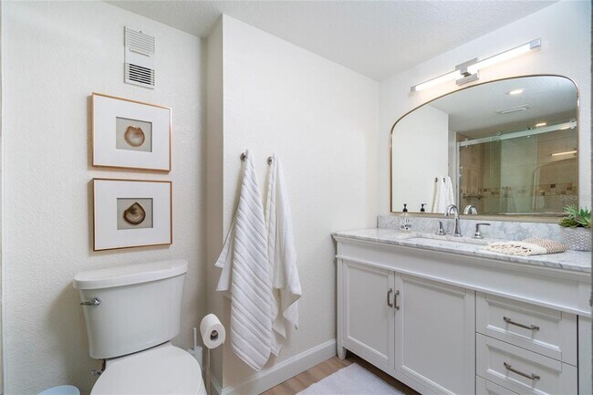 Building Photo - 1500 Park Beach Cir